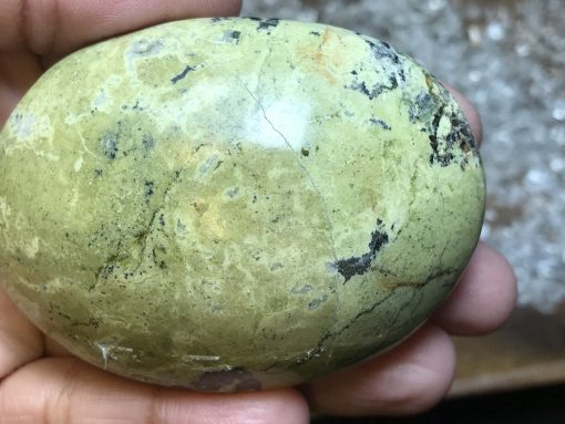 Serpentine palm stone - Image 2